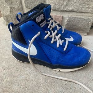 Nike Basketball Shoes Team Hustle D7, Boys size 2Y